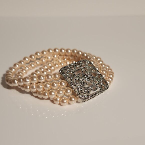 Faux Pearls Stretch Bracelet - Picture 1 of 5